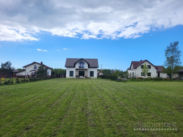 Parduodamas namas su žemės sklypu