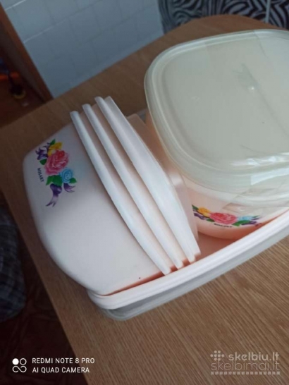 Plastikiniu indeliu rinkinys su dang.