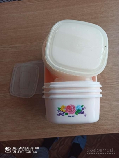 Plastikiniu indeliu rinkinys su dang.