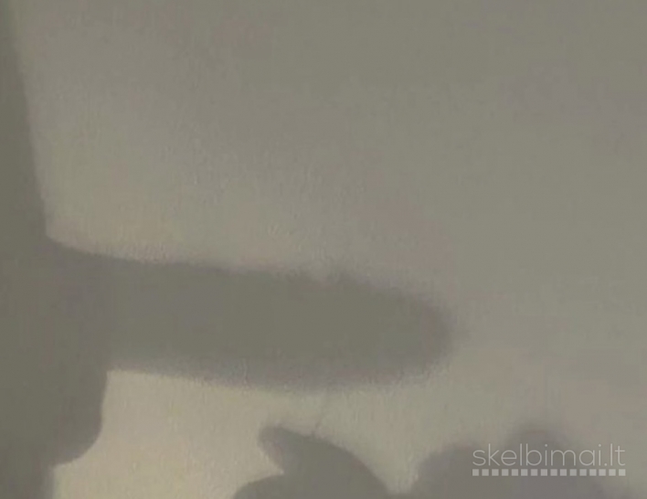 Vaikinas nori padeti vyresniam vyrui nuimti itampa