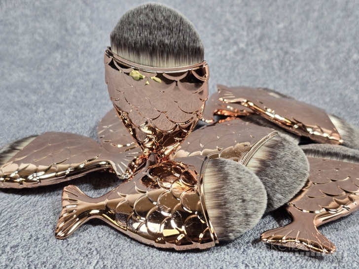 Šepetėlis nagų dulkėms valyti Fish, Gold