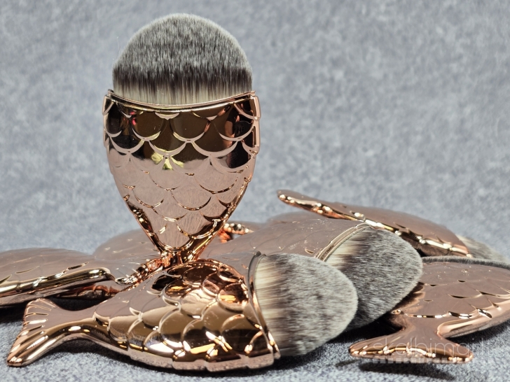Šepetėlis nagų dulkėms valyti Fish, Gold