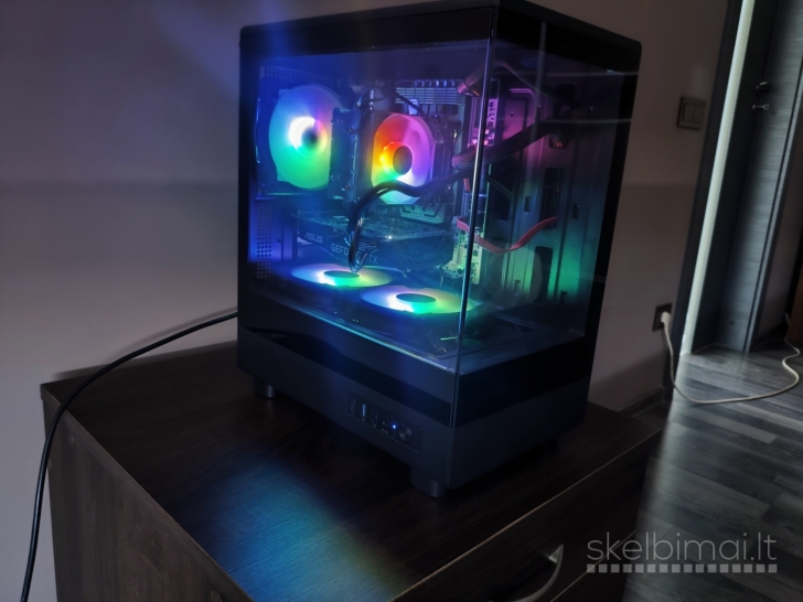 RGB LED žaidimų kompiuteris su monitorium