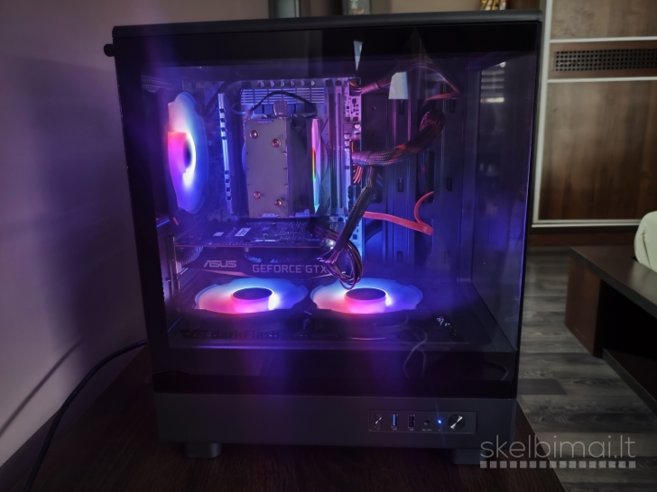 RGB LED žaidimų kompiuteris su monitorium
