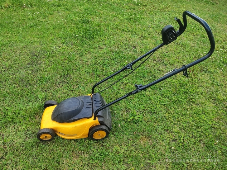 Dvi elektrinės žoliapjovės 