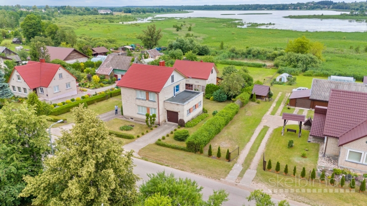 Su ,,Sartų" ežero pakrante, prie Dusetų - namas, pirtis, tvenkinys