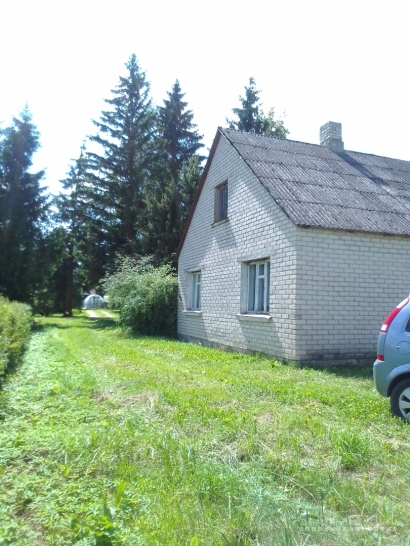 Sodyba ramioje vietoje namas mūrinis 