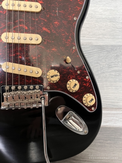 Parduodama Elektrinė gitara JET JS-300 BK su priedais ir dėklu