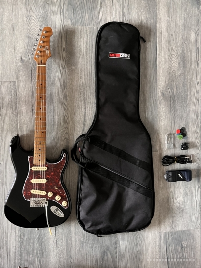 Parduodama Elektrinė gitara JET JS-300 BK su priedais ir dėklu