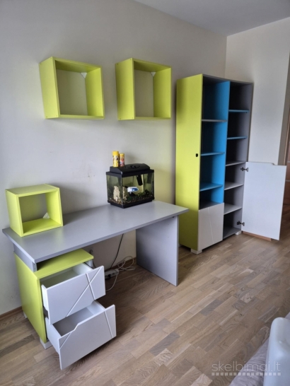 Jaunuolio baldų komplektas: stalas, spinta