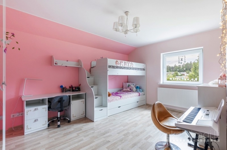 Namas su tvenkiniu ir saulės elektrine, Medelyno g., Vilniaus raj.