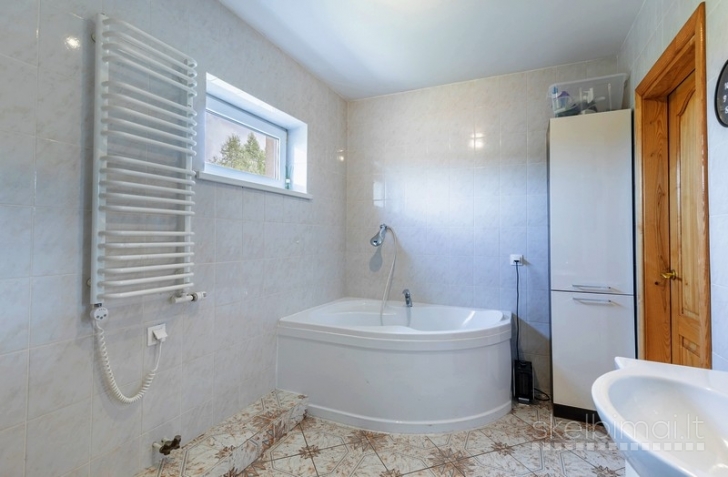 Namas su tvenkiniu ir saulės elektrine, Medelyno g., Vilniaus raj.