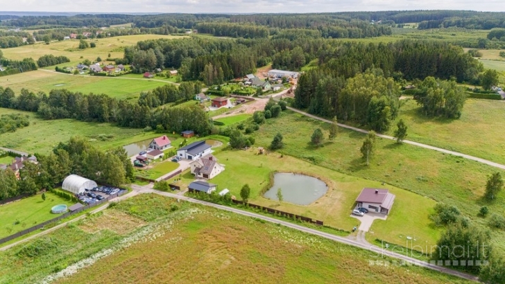 Namas su tvenkiniu ir saulės elektrine, Medelyno g., Vilniaus raj.