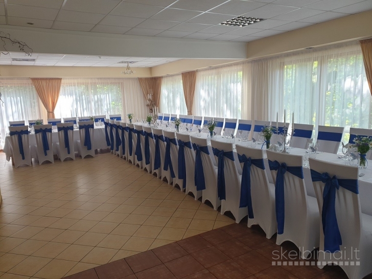 Kėdžių užvalkalų ir momentinių fotoaparatų nuoma