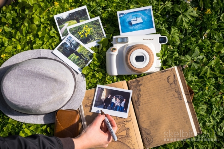Kėdžių užvalkalų ir momentinių fotoaparatų nuoma
