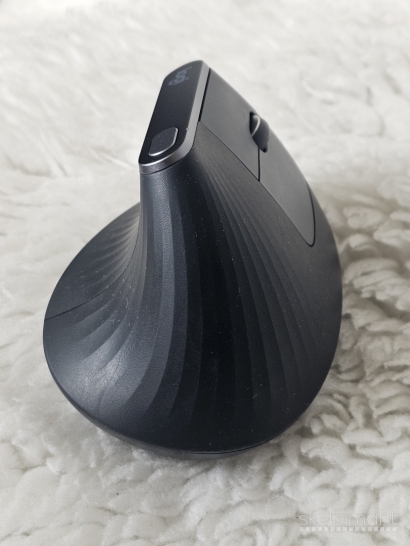 "Logitech MX Vertical" belaidė įkraunama bluetooth pelė