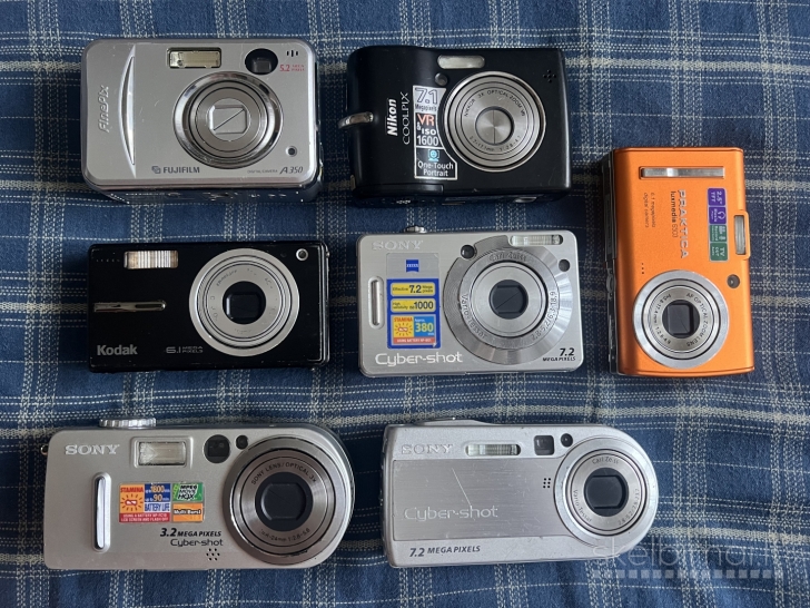  Vintažinės foto kameros Sony, Nikon, Fujifilm, Praktica, Kodak