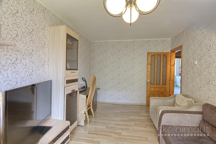 Parduodamas labai geroje vietoje tvarkingas 3-jų kambarių butas