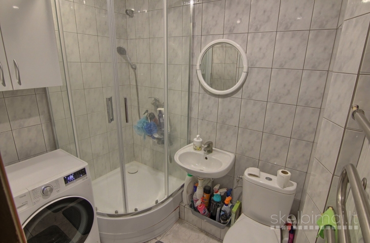 Parduodamas labai geroje vietoje tvarkingas 3-jų kambarių butas