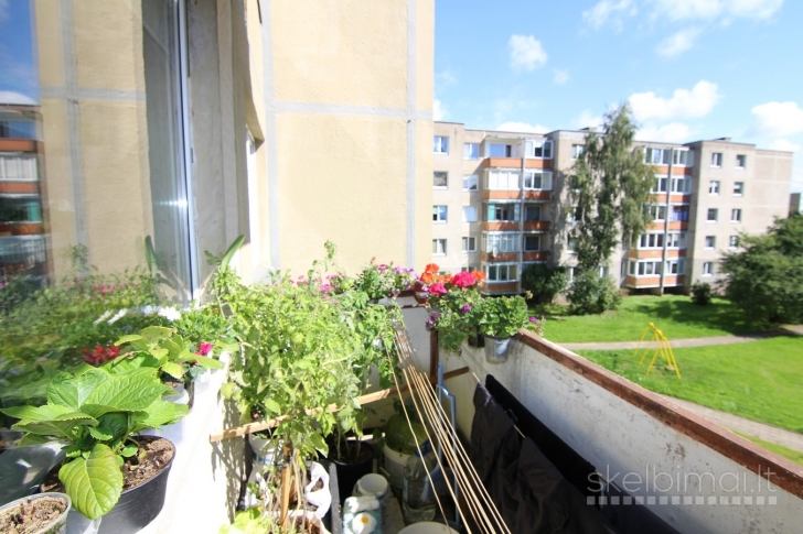 Parduodamas labai geroje vietoje tvarkingas 3-jų kambarių butas