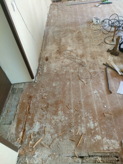 Medinės grindys iš lentų. Senokos lentos. Blogiausiu atveju bus malkos 