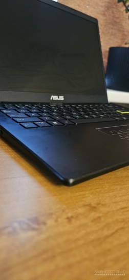 Parduodamas naudotas Asus Vivobook E410MA su pakrovėju
