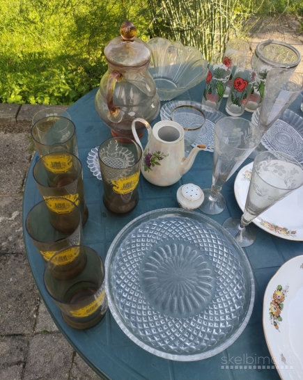 Lėkštės,stiklinės,šaukšteliai,šaukštai, vazos, ąsočiai ir t.t.