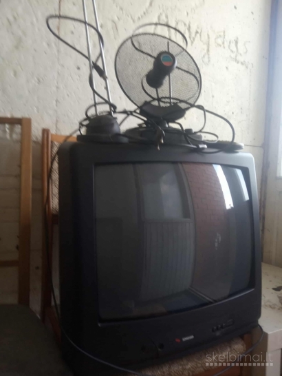 TV su pultu ir kambarines antenos