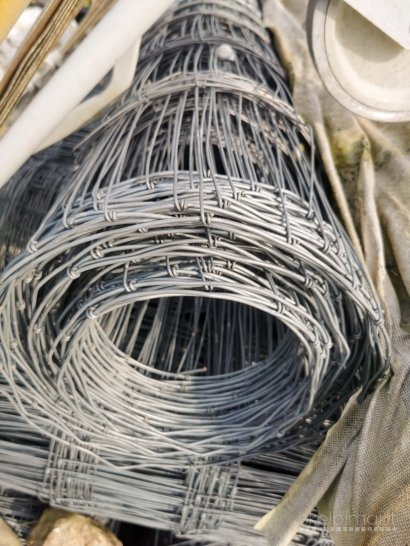 Tvoros rulonai 1.6m x 50 m - 23 vnt. ir stulpeliai 2.3 m