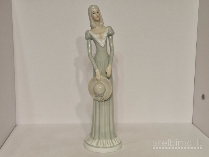 Porcelianinė figūrelė "Moteris su skrybele", 29cm.