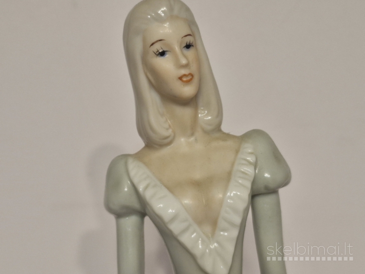 Porcelianinė figūrelė "Moteris su skrybele", 29cm.