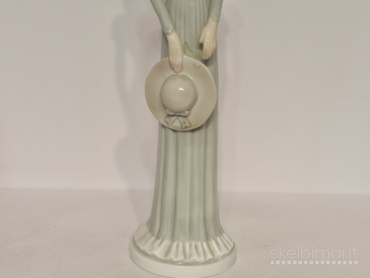 Porcelianinė figūrelė "Moteris su skrybele", 29cm.