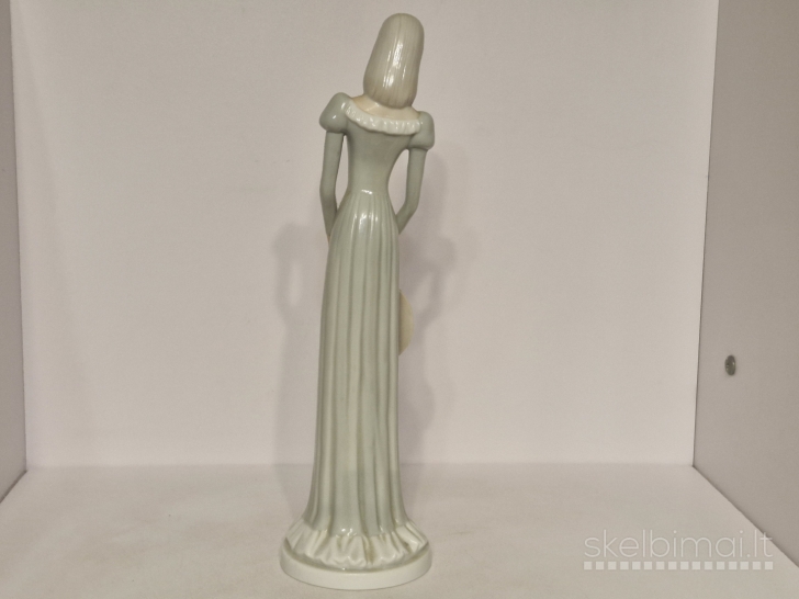 Porcelianinė figūrelė "Moteris su skrybele", 29cm.