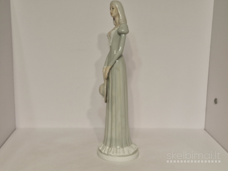 Porcelianinė figūrelė "Moteris su skrybele", 29cm.