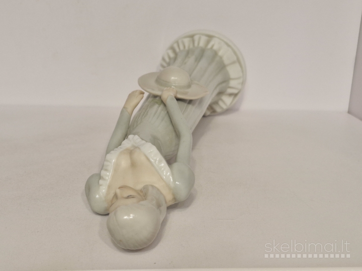 Porcelianinė figūrelė "Moteris su skrybele", 29cm.