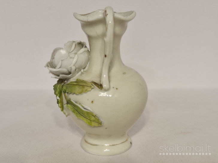 Miniatiūrinė porcelianinė vazelė su rože ~ 10,5cm.