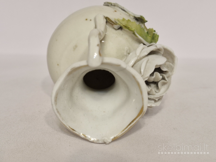 Miniatiūrinė porcelianinė vazelė su rože ~ 10,5cm.