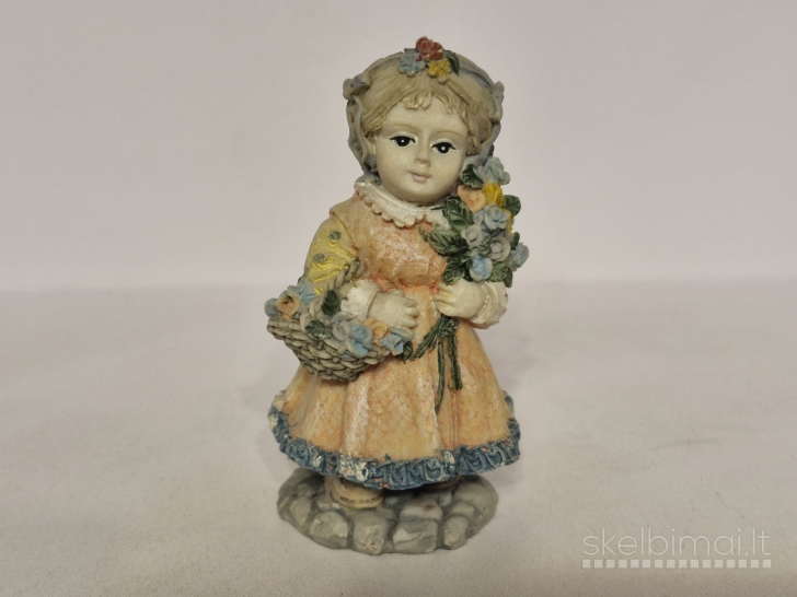 Dekoratyvinė mergaitės figūrelė su gėlių krepšeliu ~ 9,5cm.