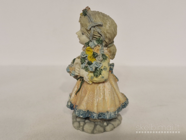 Dekoratyvinė mergaitės figūrelė su gėlių krepšeliu ~ 9,5cm.