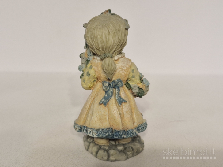 Dekoratyvinė mergaitės figūrelė su gėlių krepšeliu ~ 9,5cm.