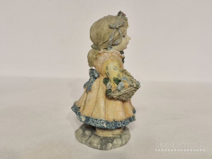 Dekoratyvinė mergaitės figūrelė su gėlių krepšeliu ~ 9,5cm.