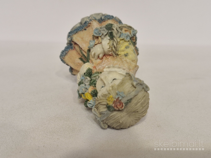 Dekoratyvinė mergaitės figūrelė su gėlių krepšeliu ~ 9,5cm.