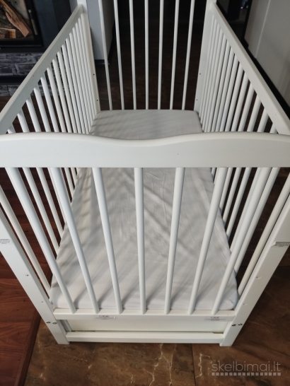 Vaikiska balta lovyte su stalciumi ir ciuziniu