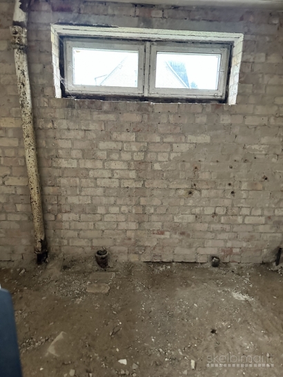 Vilkaviškio rajone tvirtą mūrinį namą su 25,13a. sklypu, ūkiniu pastatu