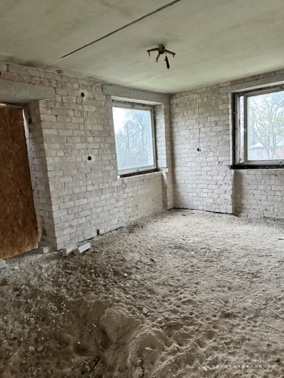 Vilkaviškio rajone tvirtą mūrinį namą su 25,13a. sklypu, ūkiniu pastatu