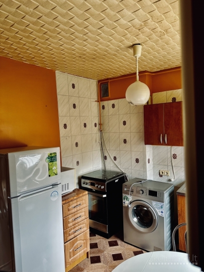 Išnuom. renovuotame name 1kamb.butas su baldais, buitine technika
