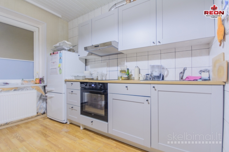 NUOMOJAMAS JAUKUS IR ŠILTAS 1 KAMBARIO 40 m² BUTAS ŠEŠKINĖJE, GELVONŲ GATV