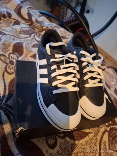 Kedai adidas