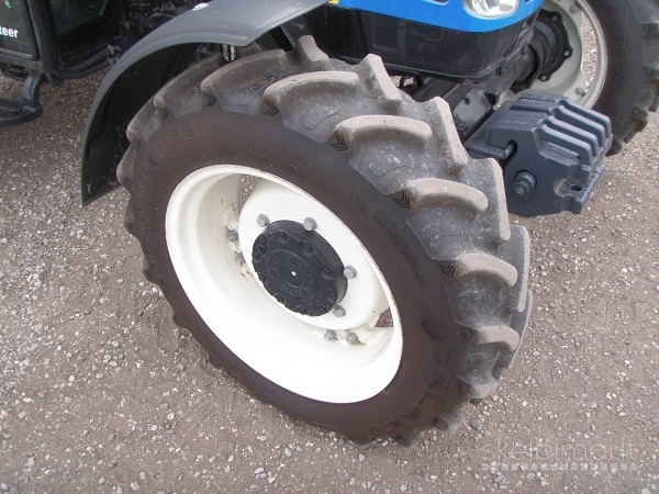 ūkio traktorius 2008 NEW HOLLAND T4030 MFWD