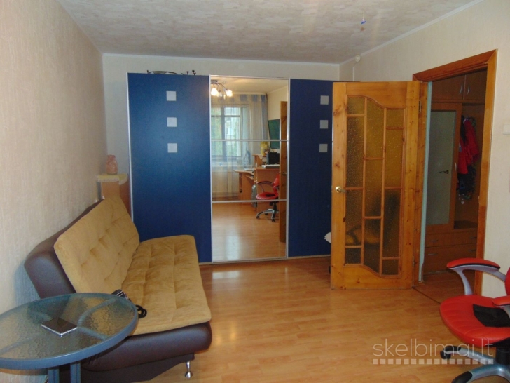 Išnuomojamas tvarkingas ir jaukus 1 kambario butas (3a/5) Dainų raj. Šiauliuose.